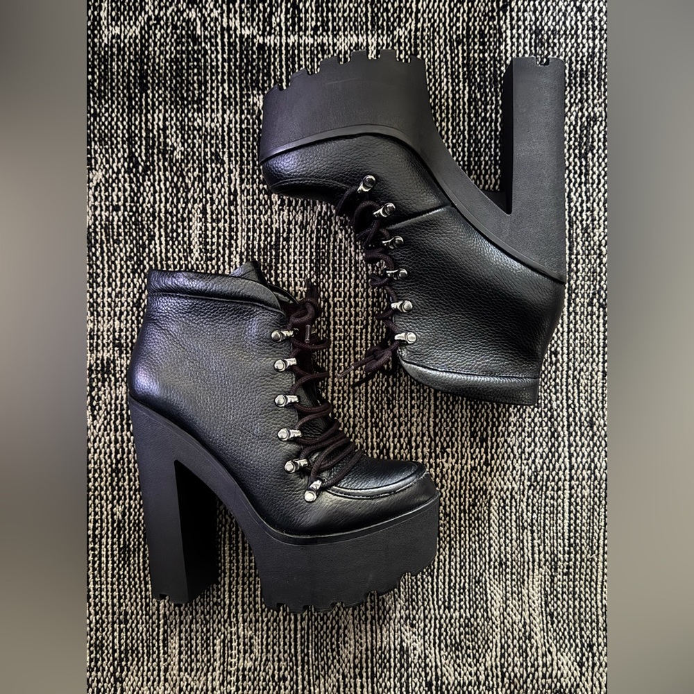 Steve Madden Gwinnie Platform Lace Up Boots